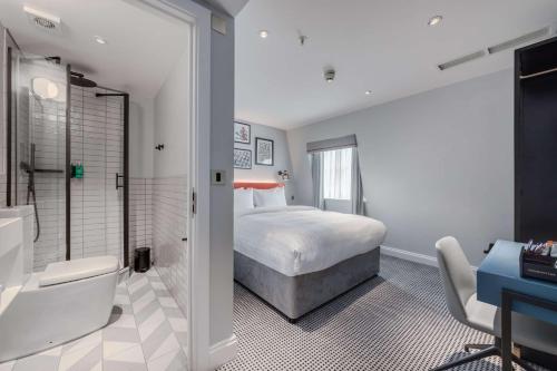 ロンドンにあるMornington Hotel London Kensington, BW Premier Collectionのベッドルーム1室(ベッド1台付)、バスルーム(シャワー付)が備わります。
