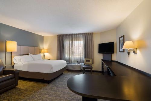 Una cama o camas en una habitación de Sonesta Simply Suites Des Moines