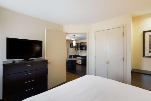 Una televisión o centro de entretenimiento en Sonesta Simply Suites Des Moines