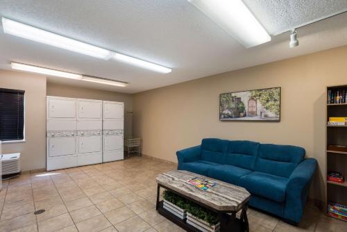 Un lugar para sentarse en Sonesta Simply Suites Des Moines