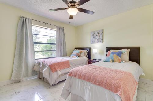 - une chambre avec 2 lits et un ventilateur de plafond dans l'établissement Orlando Vacation Rental 6 Mi to Universal!, à Orlando
