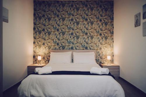 ein Schlafzimmer mit einem großen Bett mit zwei Lampen an Tischen in der Unterkunft Arco delle Monache in Monterotondo
