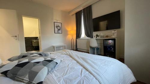 a bedroom with a bed and a flat screen tv at Cozy Living Bergamo in Seriate