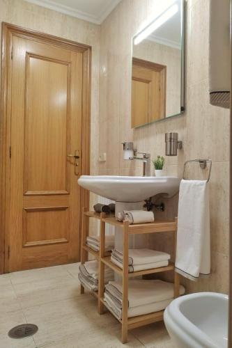 a bathroom with a sink and a mirror at apartamento Vigo Samil in Vigo