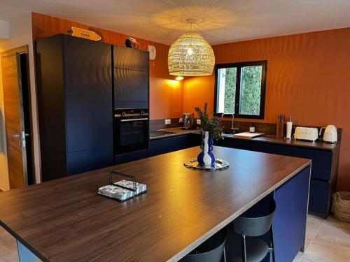 une cuisine avec un comptoir en bois dans une pièce dans l'établissement Vignarella meublé de tourisme classé 5 étoiles avec terrasse, à Piana