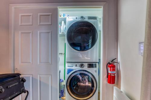 a washing machine and a washer and dryer in a room at Mimi's Hideaway in Newport