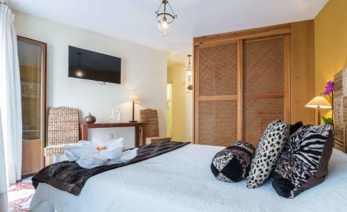 a bedroom with a large bed with pillows on it at Residencial Terra de Mar Calpe, Grupo Terra de Mar, alojamientos con encanto in Calpe