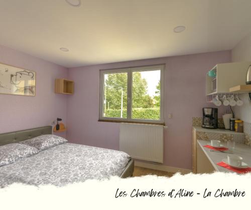 une chambre avec un lit et une fenêtre dans l'établissement Les Chambres D'Aline, à Conches
