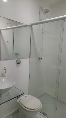 W łazience znajduje się prysznic, toaleta i umywalka. w obiekcie Quarto com 2 Camas de Solteiro Ar Condicionado Frigobar Smart TV e Café da Manhã w mieście Porto Alegre
