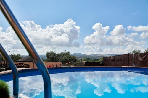 una piscina con vistas al cielo en cuchibus, en Madrid