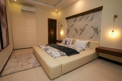 Ένα ή περισσότερα κρεβάτια σε δωμάτιο στο 2 Bed Ground/ Home Office