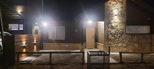 un banc devant un bâtiment la nuit dans l'établissement Los Reales, à Esquel
