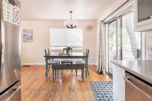 a kitchen and dining room with a table with chairs at Murphys Wine Country Getaway in Murphys
