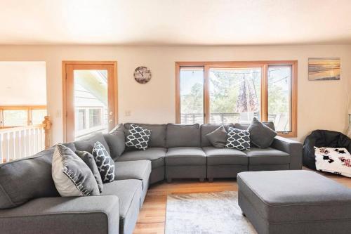 a living room with a couch and a table at Murphys Wine Country Getaway in Murphys