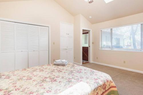 a bedroom with a large bed and a window at Murphys Wine Country Getaway in Murphys