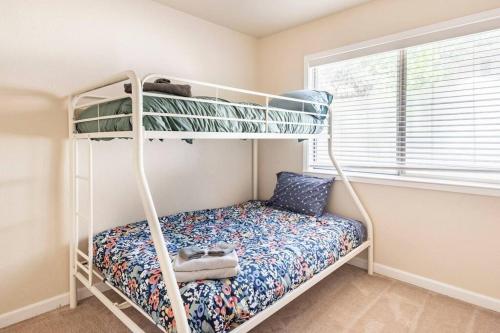 a bedroom with two bunk beds in a room at Murphys Wine Country Getaway in Murphys