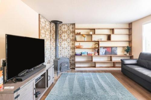 a living room with a flat screen tv and a couch at Murphys Wine Country Getaway in Murphys