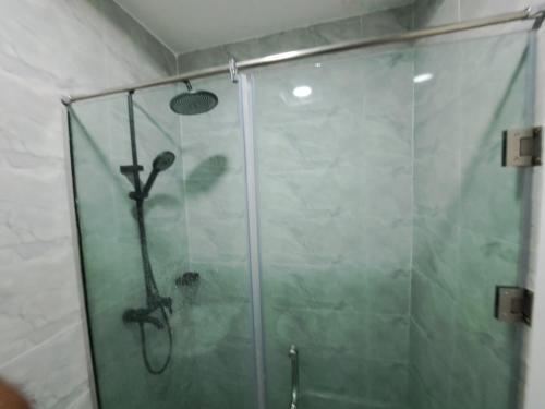 eine Dusche mit Glastür im Bad in der Unterkunft The Palladium Apartments in Ebute Lekki