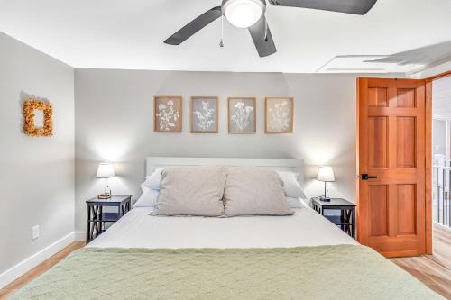 um quarto com uma cama e uma ventoinha de tecto em Chuck's Place em Dedham