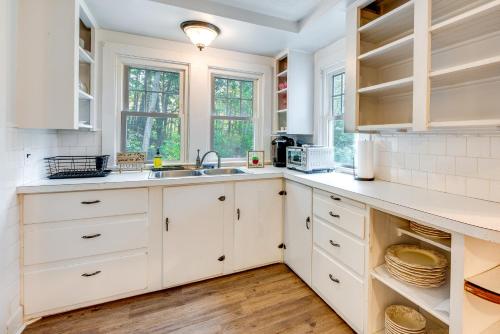 Η κουζίνα ή μικρή κουζίνα στο Near Beach Coastal Maine Getaway with Yard