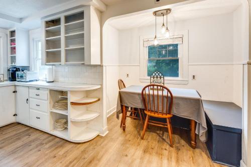 Η κουζίνα ή μικρή κουζίνα στο Near Beach Coastal Maine Getaway with Yard