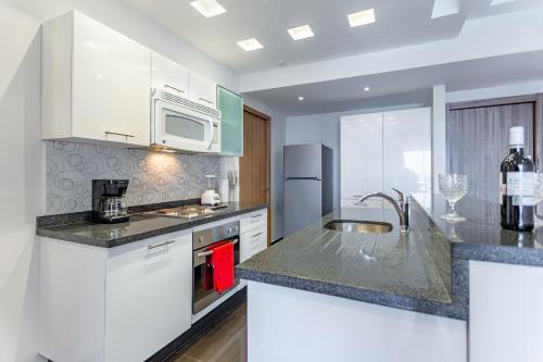 a kitchen with a sink and a microwave at Beautiful apartment in Plaza Residence Reforma in Mexico City