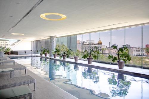 a large swimming pool with a view of the city at Beautiful apartment in Plaza Residence Reforma in Mexico City