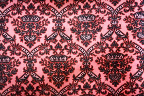 a pink wallpaper with a red and black pattern at Can Colom in Banyalbufar