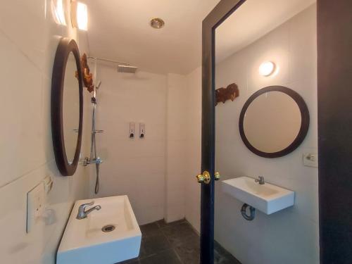 uma casa de banho com um lavatório e um espelho em Taman Unique Hotel em Senggigi