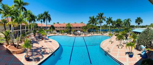 una imagen de una piscina en un complejo en Royal Inn Hotel en Royal Palm Beach