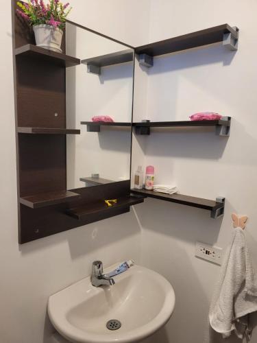a bathroom with a sink and a mirror at Apartamento Tranquilo para Descansar in Sincelejo