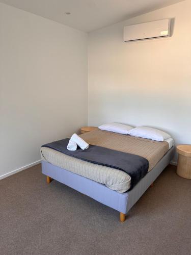 a small bedroom with a bed in a room at Bundalong Villas in Bundalong
