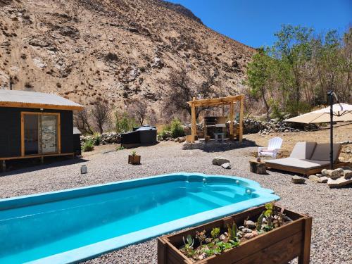 uma piscina no meio de um quintal em Refugio Alma de Montaña, piscina privada em Monte Grande