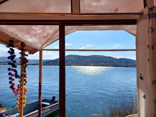 una vista desde la ventana de un barco en un lago en Uros Titicaca coila lodge, en Puno