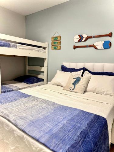a bedroom with two bunk beds with blue sheets at Canto do Forte experience in Praia Grande