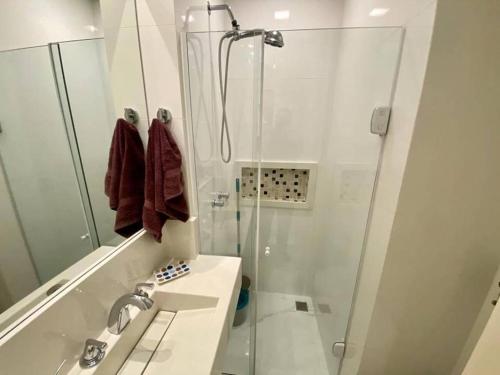 uma casa de banho com um chuveiro, um lavatório e um chuveiro em Cozy and Deluxe Apartment at the Heart of Ipanema no Rio de Janeiro
