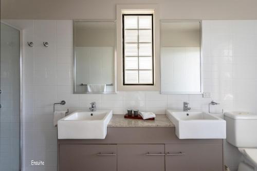 Koupelna v ubytování Cossies at Corlette Stunning views & Beach access