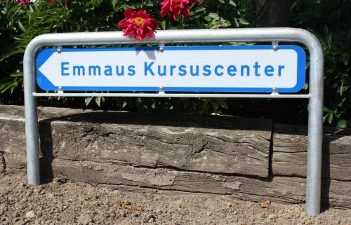 Certifikát, hodnocení, plakát nebo jiný dokument vystavený v ubytování Emmaus Hostel