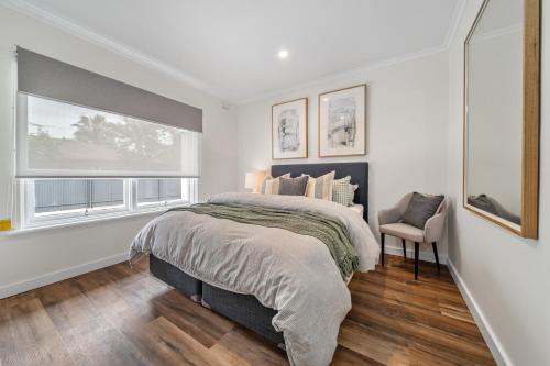 KeswickにあるThe Tea House - Apartment 3の大きなベッドと窓のある寝室