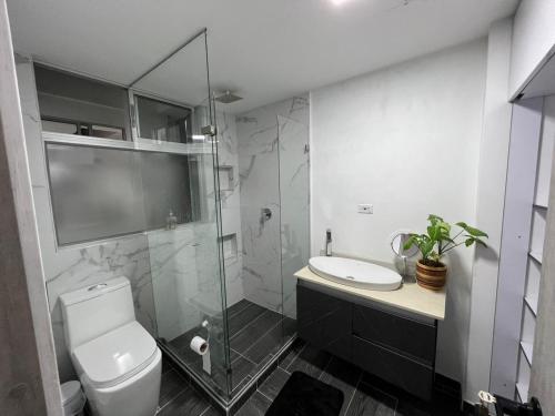 a bathroom with a toilet and a sink and a shower at nuevo amanecer in Bello