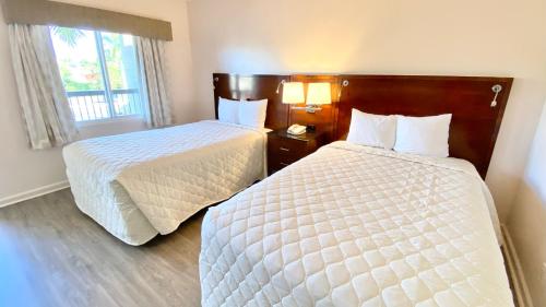 Ένα ή περισσότερα κρεβάτια σε δωμάτιο στο Royal Inn Hotel