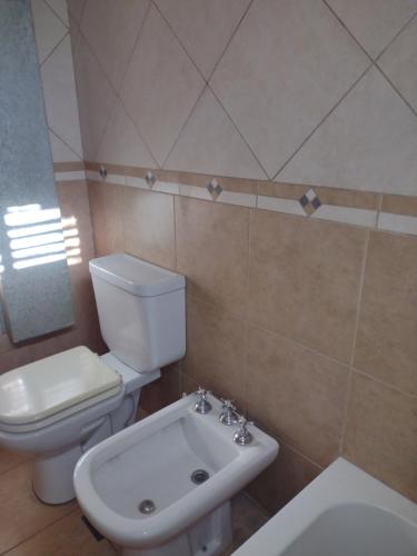 a bathroom with a toilet and a sink at Casa Obrien in Barraquero