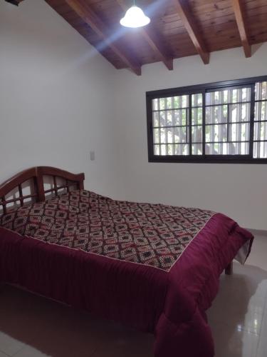 ein großes Bett in einem Zimmer mit Fenster in der Unterkunft Casa Obrien in Barraquero