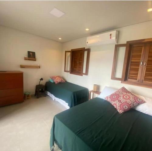 - une chambre avec 2 lits et un canapé dans l'établissement Casa Mandala São Jorge, à Sao Jorge
