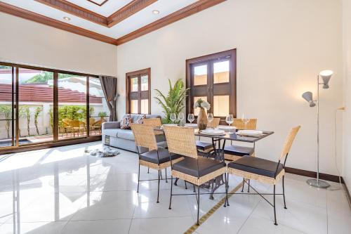 a dining room with a table and chairs at Asia Paradise Pool Villa, Jomtien Beach, Pattaya in Jomtien Beach
