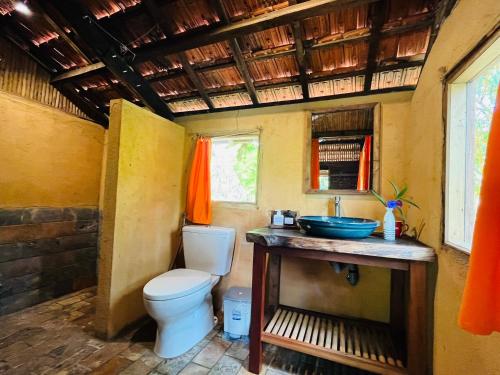 uma casa de banho com um WC e um lavatório em Boong House em Bao Loc