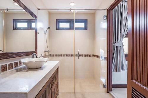 a bathroom with a sink and a shower at Asia Paradise Pool Villa, Jomtien Beach, Pattaya in Jomtien Beach