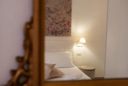 Una cama o camas en una habitación de Le SUITE del VICOLO