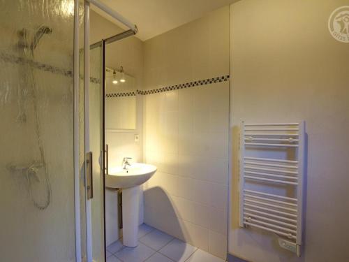 biała łazienka z umywalką i prysznicem w obiekcie Gîte La Terrasse-sur-Dorlay, 4 pièces, 8 personnes - FR-1-496-73 w mieście La Terrasse-sur-Dorlay