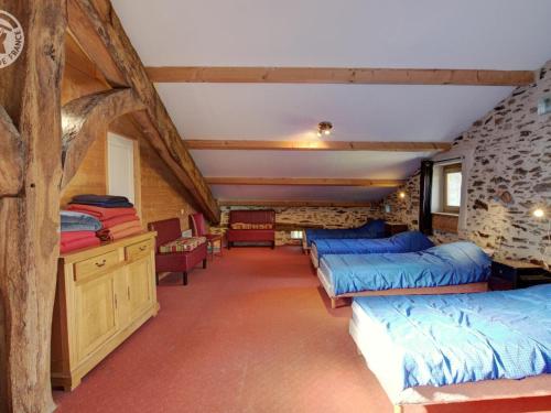 pokój z kilkoma łóżkami w budynku w obiekcie Gîte La Terrasse-sur-Dorlay, 4 pièces, 8 personnes - FR-1-496-73 w mieście La Terrasse-sur-Dorlay